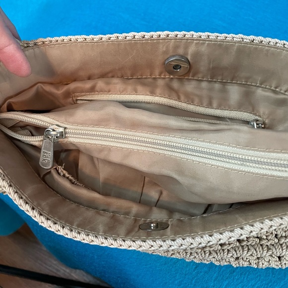 π The Sak Beige Crochet Shoulder Bag. Great Casual Bag. π - Picture 9 of 11
